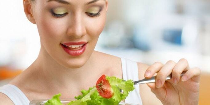 خوردن سالاد سبزیجات برای کاهش وزن
