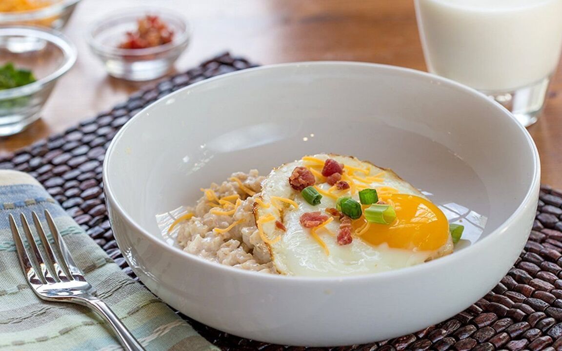بلغور جو دوسر روی آب و تخم مرغ همزده - یک صبحانه عالی برای دیابت